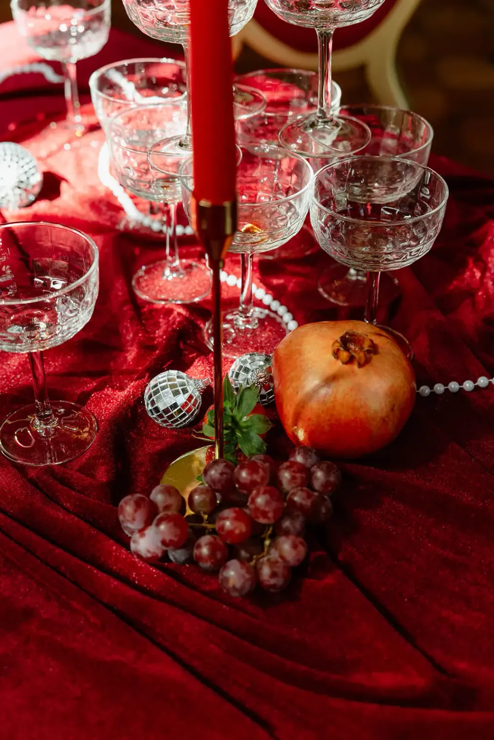 Gedeckter Tisch mit Sektgläsern und Früchten