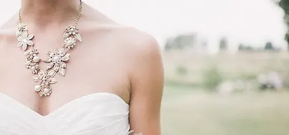 Brautschmuck auswählen: So passt er zu Kleid und Stil, Bild 1