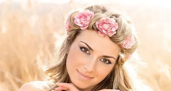 Blumen im Haar: romantische Blütenkränze für die Braut, Bild 1