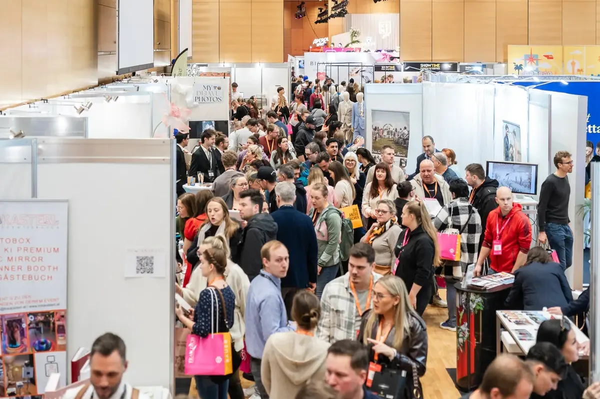 Besucherinnen in der Halle der TRAU DICH Hochzeitsmesse in Wien