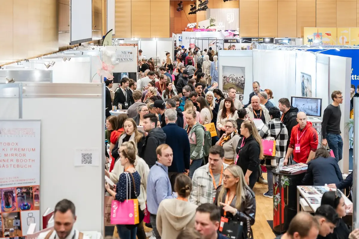 Besucherinnen und Aussteller in der Halle der TRAU DICH Hochzeitsmesse