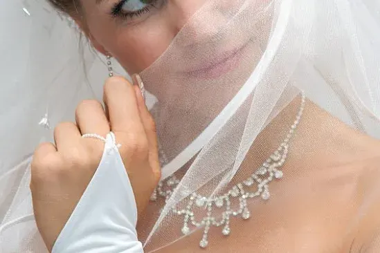 Brauthandschuhe: Elegantes Accessoire mit Geschichte, Bild 1