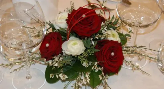Blumenschmuck auf der Hochzeitstafel: Ideen für blühende Tischdeko, Bild 1