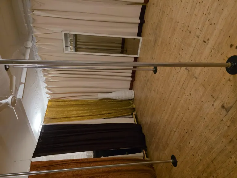 Rainbow Pole Studio, Bild 1