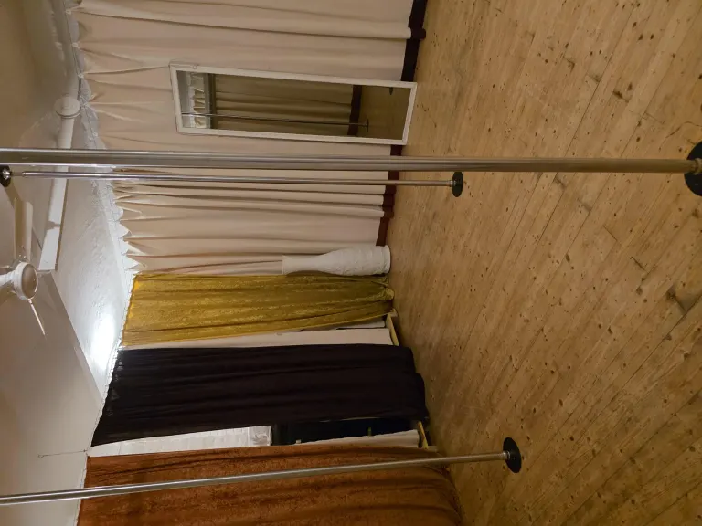 Rainbow Pole Studio, Bild 2