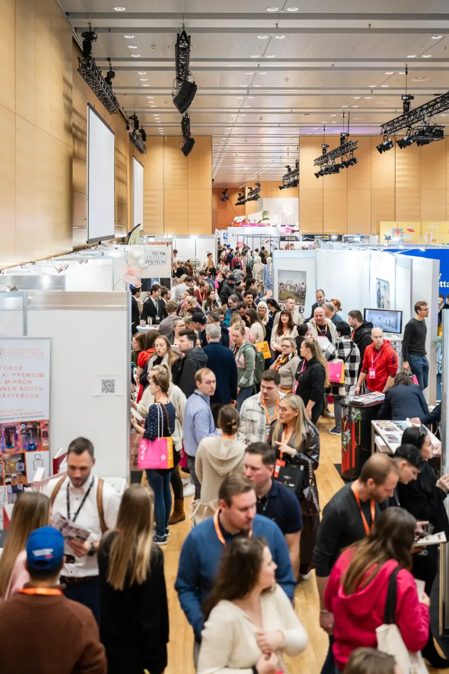 Besucherinnen zwischen den Ausstellerständen