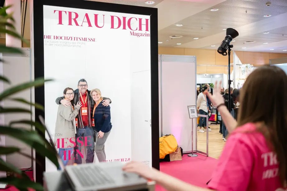Besucherinnen vor dem TRAU DICH Magazin-Aufsteller
