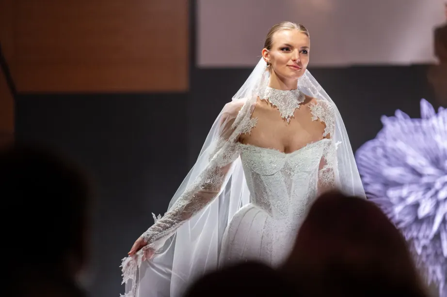 Model im Brautkleid bei der Fashion Show